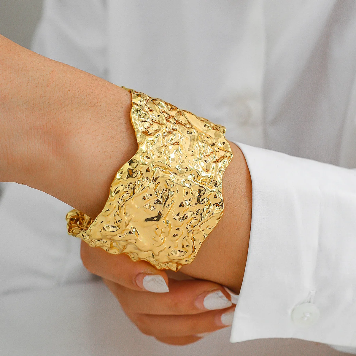 Salircon Gothic Asymmetric Wide Cuff Open Bracelet Punk Aesthetics Adjustable Bracelet Women's Fashion Statement Party Jewelry
Salircon Gothic Asymmetric Wide Cuff Open Bracelet Punk Aesthetics Adjustable Bracelet Women's Fashion Statement Party Jewelry