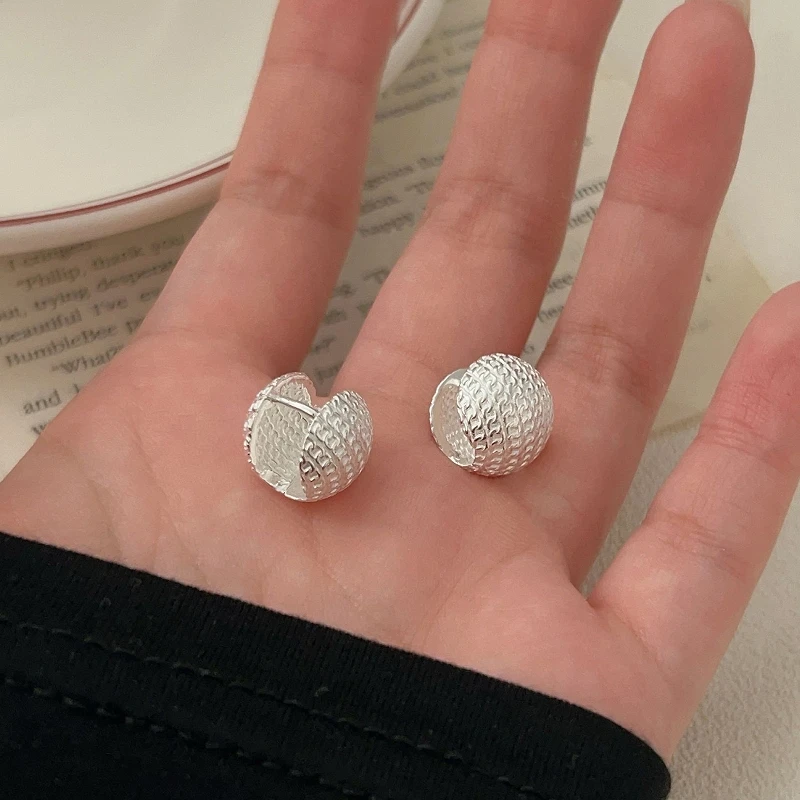 S925 sterling silver sparkling snake patterned spherical earrings with feminine style, fashionable and high-end feel, minimalist
S925 sterling silver sparkling snake patterned spherical earrings with feminine style, fashionable and high-end feel, minimalist