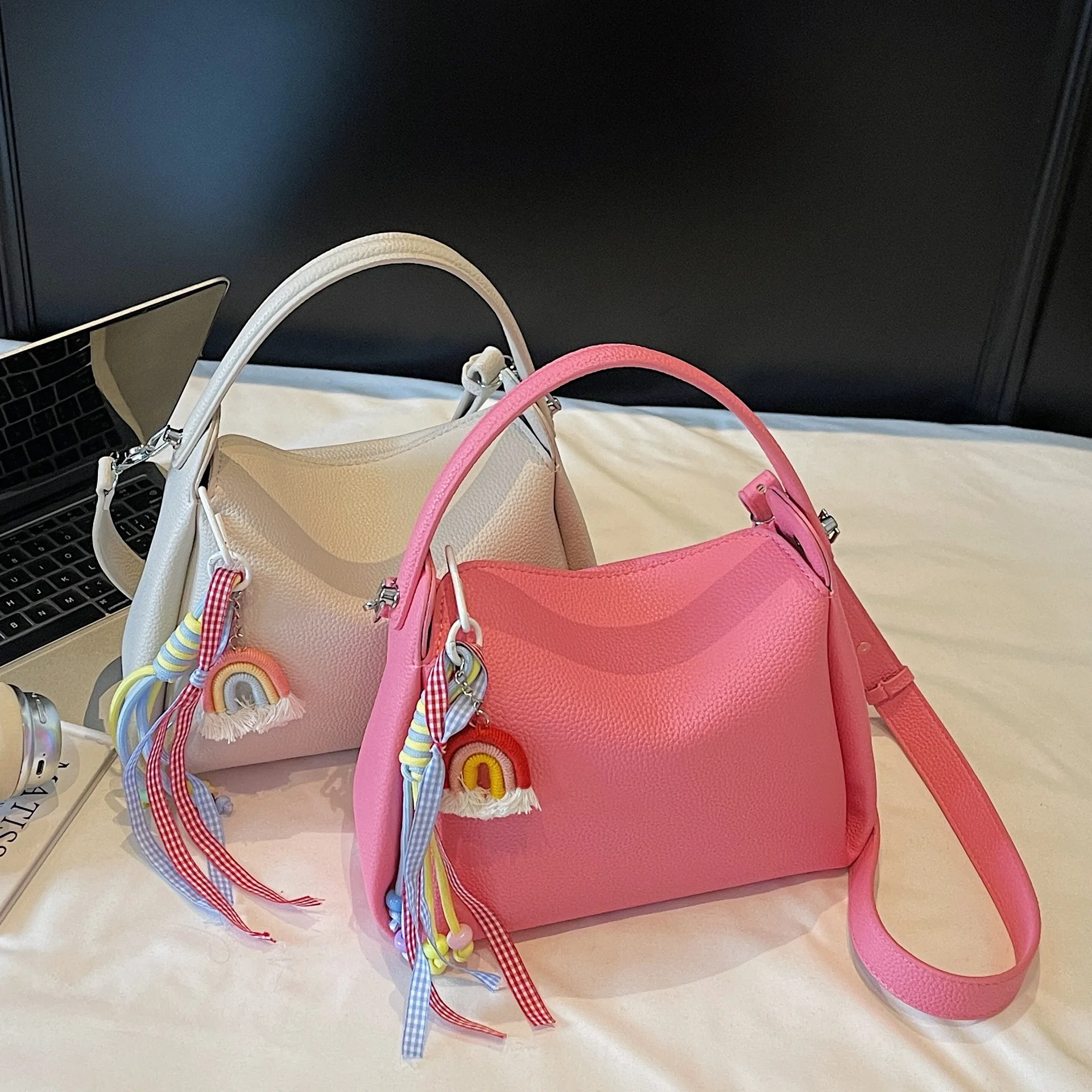 2025 Новая модная большая сумка для женщин, дизайнерская роскошная сумка через плечо, легкая сумка-ведро высокого качества для ланча
2025 Новая модная большая сумка для женщин, дизайнерская роскошная сумка через плечо, легкая сумка-ведро высокого качества для ланча