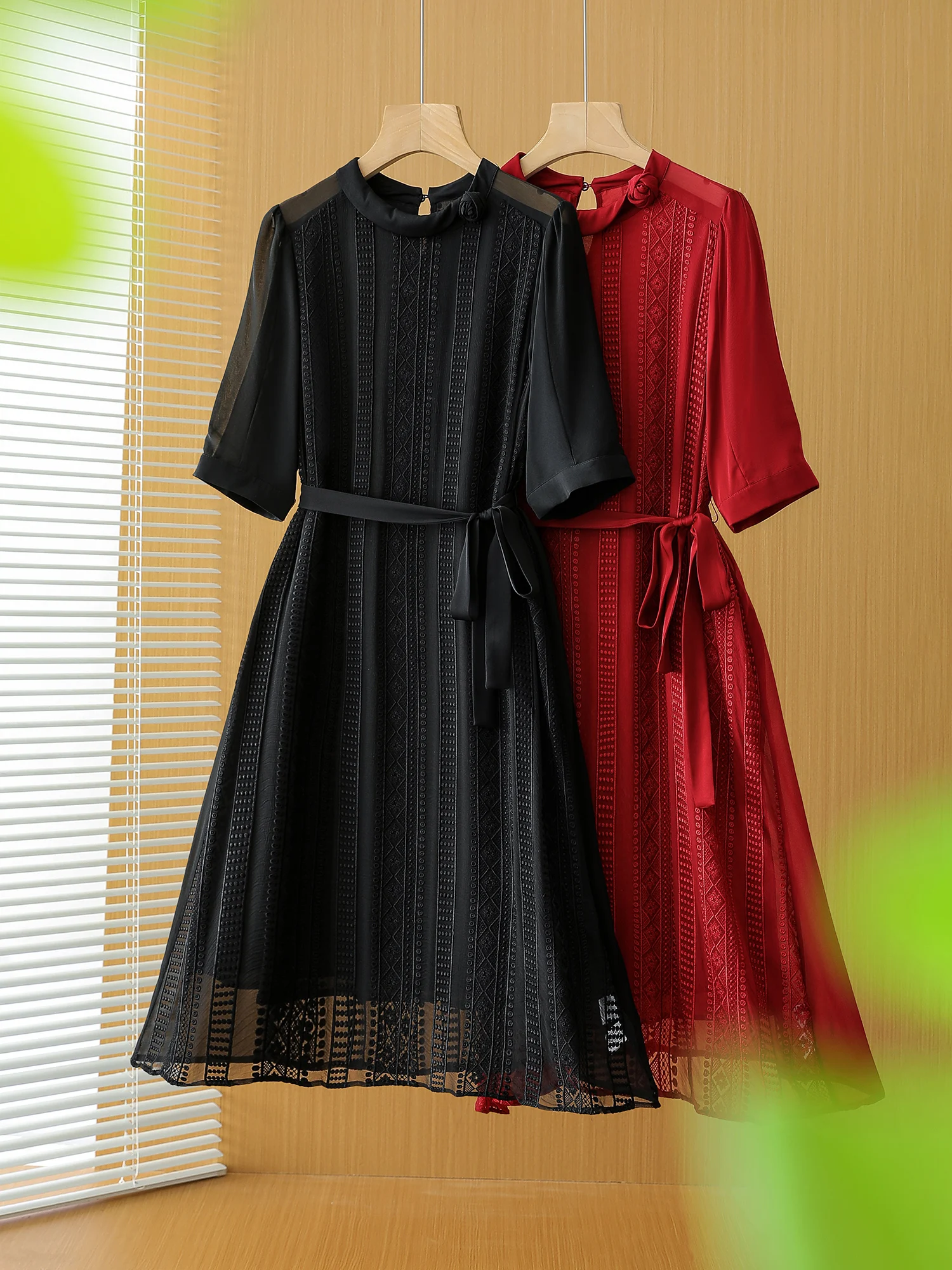 New Silk Qiaoqisha Elegant Solid Color Heavy Embroidery Dress LY8991
New Silk Qiaoqisha Elegant Solid Color Heavy Embroidery Dress LY8991