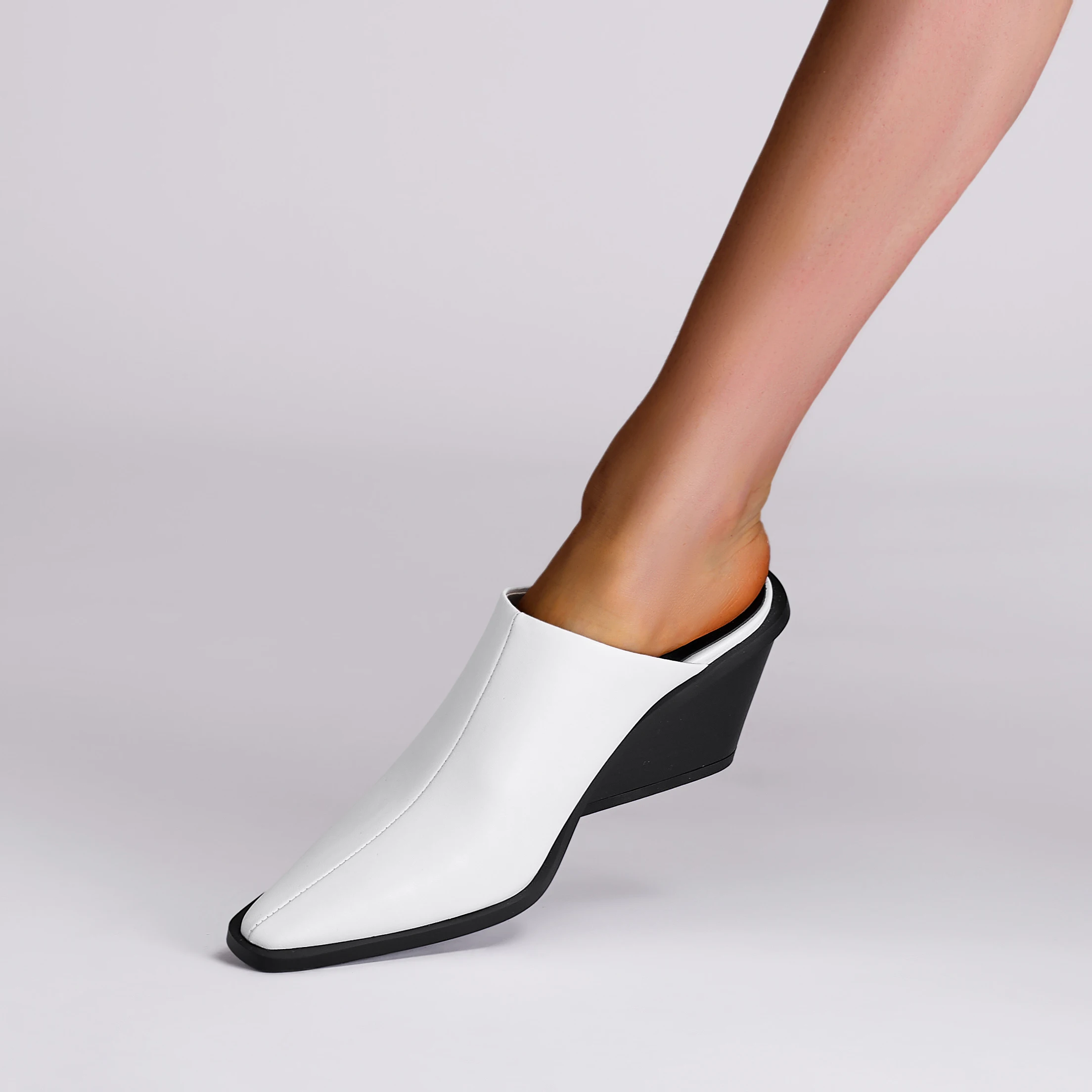 2024 Summer Women Mules Genuine Leather Shoes for Women Cover Toe Wedges Slippers Belt Buckle Pointed Toe Black Women Sandals
2024 Summer Women Mules Genuine Leather Shoes for Women Cover Toe Wedges Slippers Belt Buckle Pointed Toe Black Women Sandals