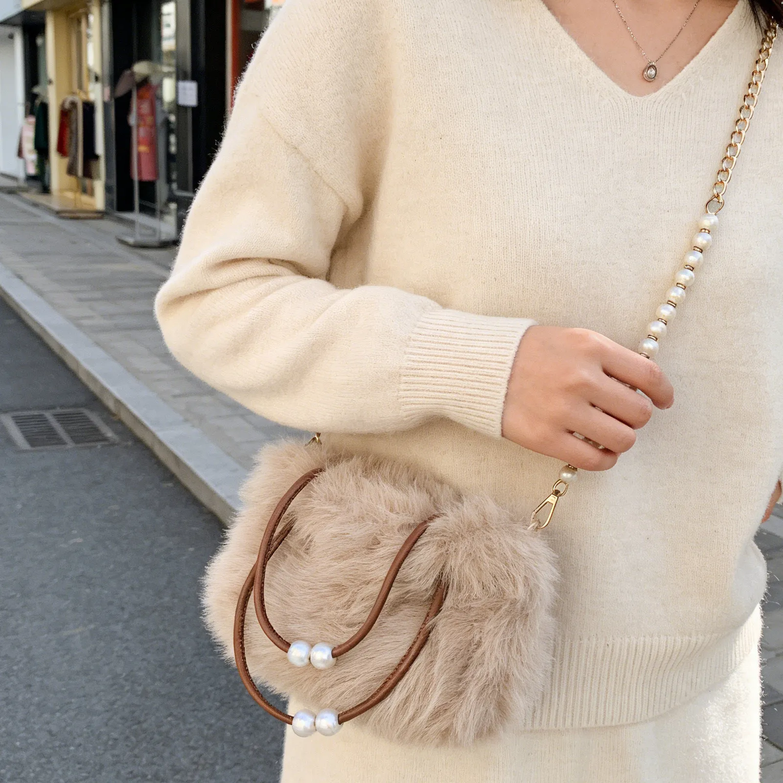 Милая мини-сумка квадратной формы с мягкой текстурой, портативная сумка через плечо для женщин, модная повседневная сумка для ежедневного использования, маленькая сумка-органайзер
Милая мини-сумка квадратной формы с мягкой текстурой, портативная сумка через плечо для женщин, модная повседневная сумка для ежедневного использования, маленькая сумка-органайзер