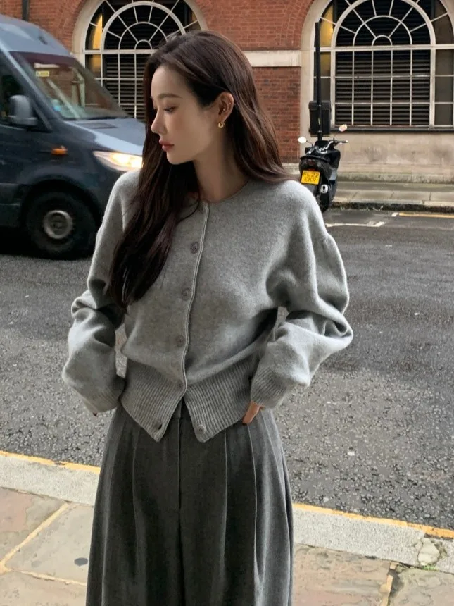 Chic Long Sleeve Knitted Open Cardigan Women's Style round Neck Autumn Winter Fashion Outerwear High-End Sweater Jacket
Chic Long Sleeve Knitted Open Cardigan Women's Style round Neck Autumn Winter Fashion Outerwear High-End Sweater Jacket