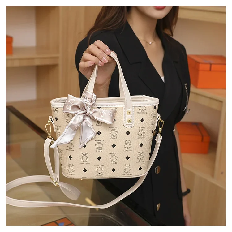 2025 New Fashion Korean Version of The Popular Versatile Mini Bucket Bag Girl Casual Messenger Bag
2025 New Fashion Korean Version of The Popular Versatile Mini Bucket Bag Girl Casual Messenger Bag