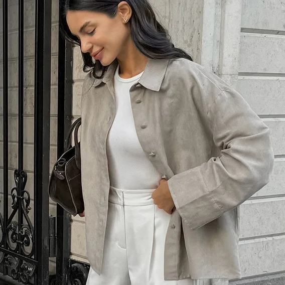 Модная минималистичная замшевая базовая рубашка с длинными рукавами, женская осенняя куртка с воротником, новый дизайн, элегантная верхняя одежда
Модная минималистичная замшевая базовая рубашка с длинными рукавами, женская осенняя куртка с воротником, новый дизайн, элегантная верхняя одежда