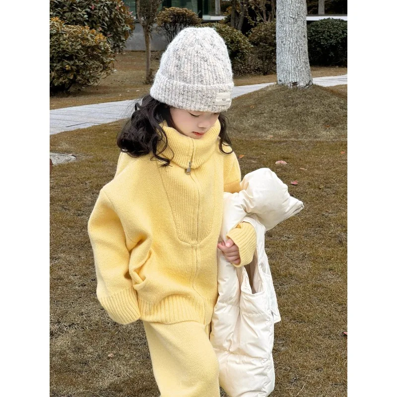 Korean Children's Clothing 2024 Autumn and Winter New Yellow Knitted Padded Suit Girl High-necked Zipper Sweater Straight Pants
Korean Children's Clothing 2024 Autumn and Winter New Yellow Knitted Padded Suit Girl High-necked Zipper Sweater Straight Pants