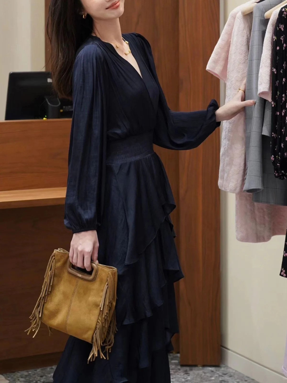MIGII Autumn Long V-ne Puffy Sve High Waist A-line Dr Ele Simple Sle Pure Color Commute Suitable for 8-39 Year...
MIGII Autumn Long V-ne Puffy Sve High Waist A-line Dr Ele Simple Sle Pure Color Commute Suitable for 8-39 Year...