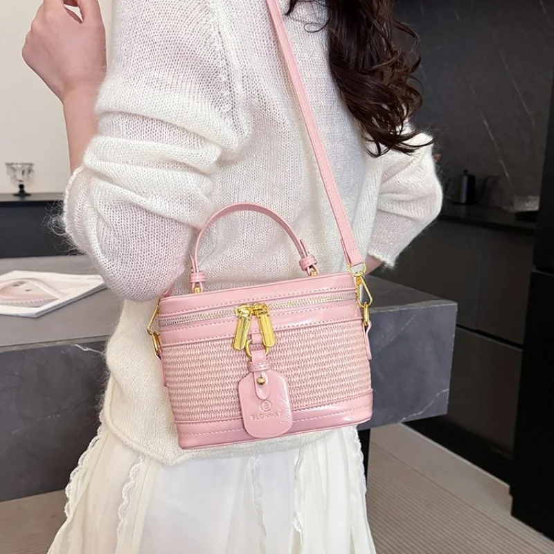 Женская сумка-мессенджер из блестящей кожи, популярная, классическая, элегантная и элитная, вечный стиль
Женская сумка-мессенджер из блестящей кожи, популярная, классическая, элегантная и элитная, вечный стиль 