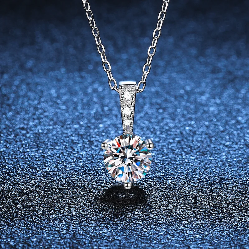 Moissanite three claw one carat collarbone chain 18K gold inlaid with diamonds Moissanite necklace platinum PT950 imprint
Moissanite three claw one carat collarbone chain 18K gold inlaid with diamonds Moissanite necklace platinum PT950 imprint