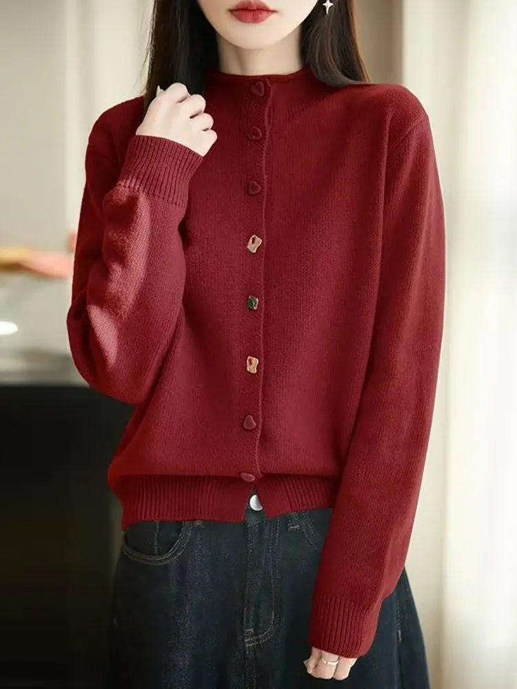 Весенний вязаный кардиган с длинными рукавами, женский свитер, верхняя одежда, повседневный стиль, с красными пуговицами, мягкий трикотаж, свободный крой
Весенний вязаный кардиган с длинными рукавами, женский свитер, верхняя одежда, повседневный стиль, с красными пуговицами, мягкий трикотаж, свободный крой