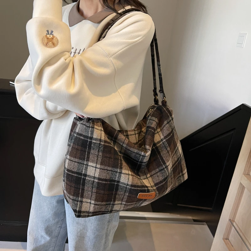 Retro Fashion New Versatile Large Capacity Women's Plaid Single Shoulder Bag Simple Casual Versatile Commuting Storage Bags
Retro Fashion New Versatile Large Capacity Women's Plaid Single Shoulder Bag Simple Casual Versatile Commuting Storage Bags