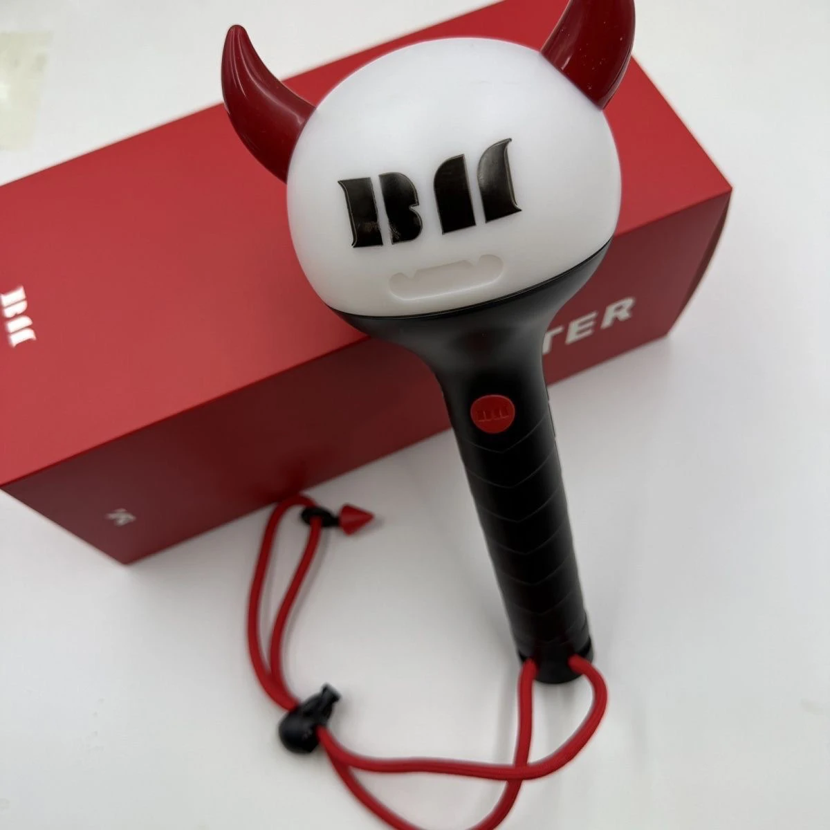 Kpop BABYMONSTERS Official Lightstick with Bluetooth Concert Flash Light Stick BAEMON RORA ASA RUKA Fans Fluorescent Light
Kpop BABYMONSTERS Official Lightstick with Bluetooth Concert Flash Light Stick BAEMON RORA ASA RUKA Fans Fluorescent Light