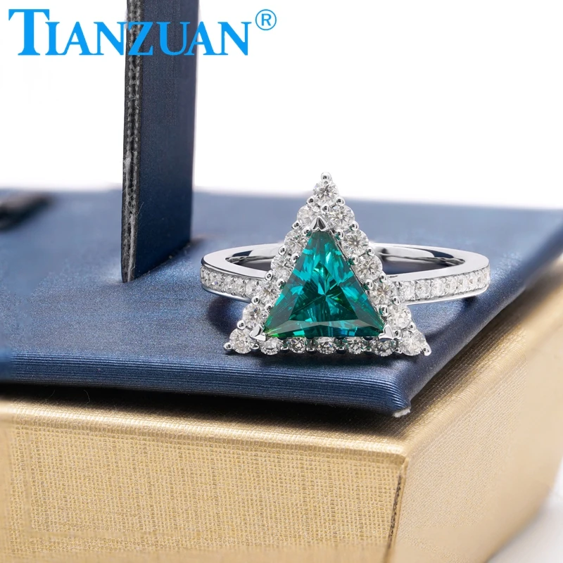 925 Silver Triangular Shape Paraiba Color Zircons Rings Wedding Party Gifts Fine Jewelry Everyday Accessories
925 Silver Triangular Shape Paraiba Color Zircons Rings Wedding Party Gifts Fine Jewelry Everyday Accessories
