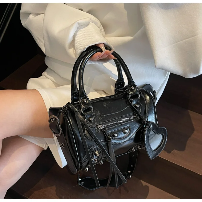 European and American Fashion Rivets Large Capacity Pillow Bag Bowling Motorcycle Handbag Single Shoulder Crossbody Women's Bag
European and American Fashion Rivets Large Capacity Pillow Bag Bowling Motorcycle Handbag Single Shoulder Crossbody Women's Bag
