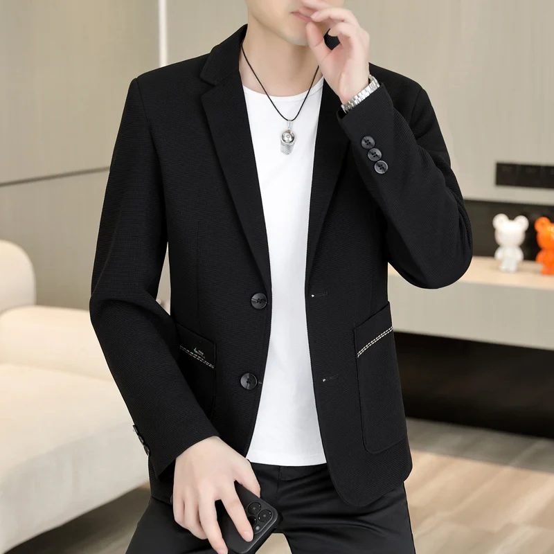 The new high-quality business casual suit jacket for autumn and winter is a trendy and fashionable men's suit with a simple desi
The new high-quality business casual suit jacket for autumn and winter is a trendy and fashionable men's suit with a simple desi