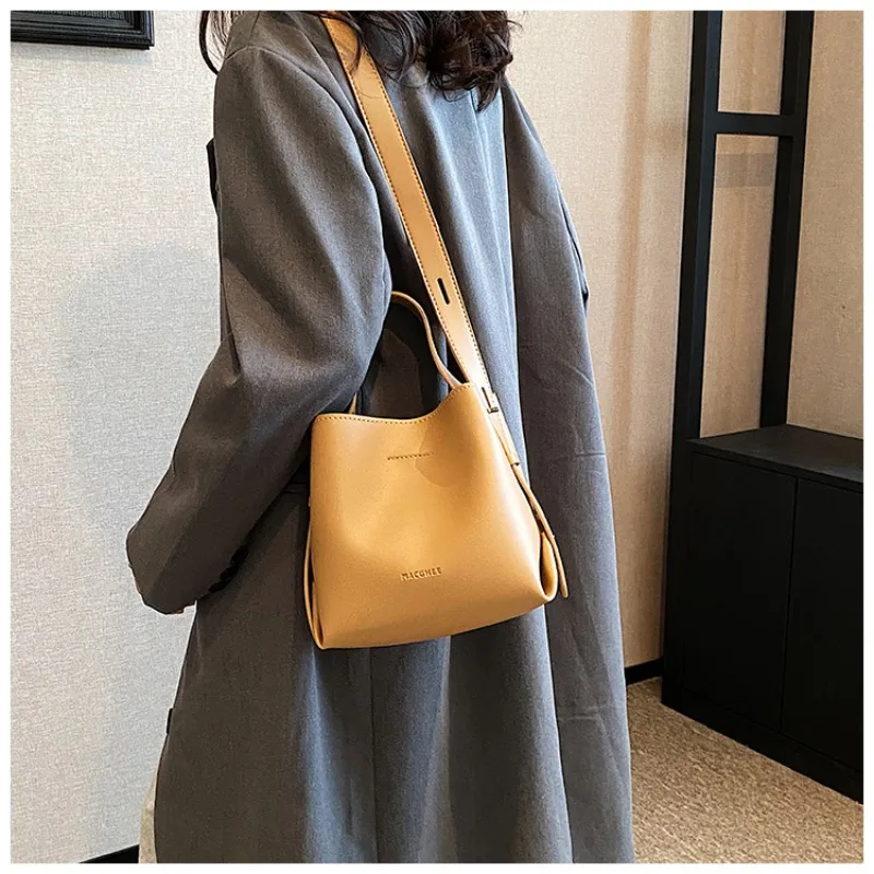 New Simply-designed Sling Shoulder Crossbody Bag Fashion Solid Simple Women Commuting Bucket Bag Large Capacity Handbag Bolsos
New Simply-designed Sling Shoulder Crossbody Bag Fashion Solid Simple Women Commuting Bucket Bag Large Capacity Handbag Bolsos