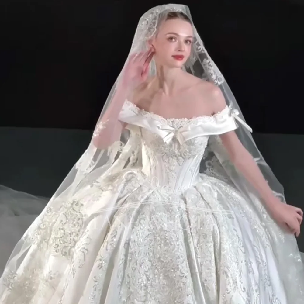 Off-Shoulder Wedding Dress Satin Lace Embroidered Sequined Ball Gown Customizable Brautkleid
Off-Shoulder Wedding Dress Satin Lace Embroidered Sequined Ball Gown Customizable Brautkleid