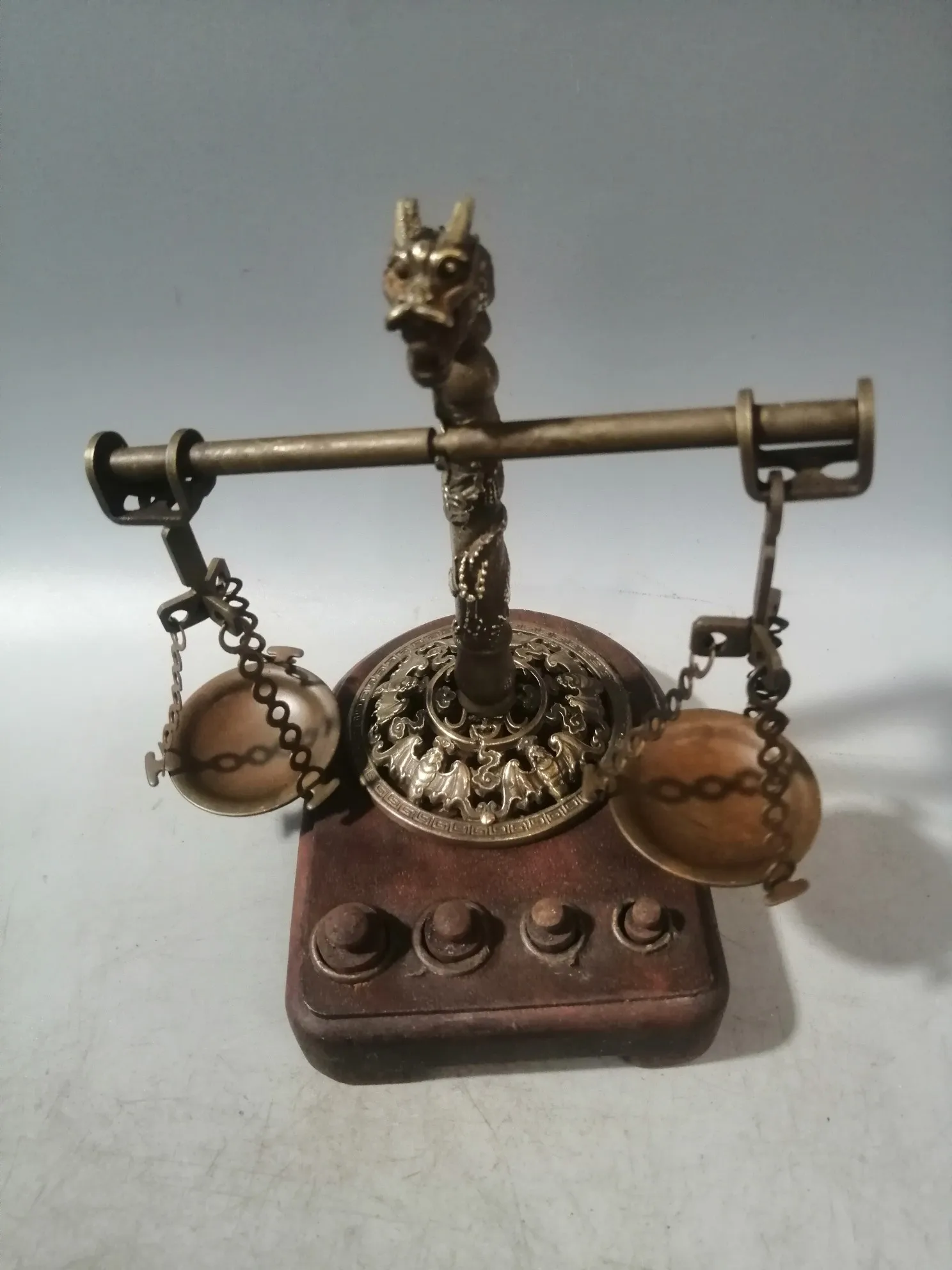 Ancient-style old-fashioned dragon head copper balance weighing ornaments for home decoration, living room entrance hall, China
Ancient-style old-fashioned dragon head copper balance weighing ornaments for home decoration, living room entrance hall, China
