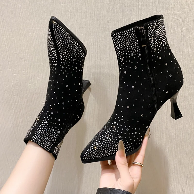 Luxury Crystal High Heels Women Shoes Fashion Chelsea Ankle Boots Suede Winter New Pointed Toe 2025 Women Gladiator Botas Pumps
Luxury Crystal High Heels Women Shoes Fashion Chelsea Ankle Boots Suede Winter New Pointed Toe 2025 Women Gladiator Botas Pumps