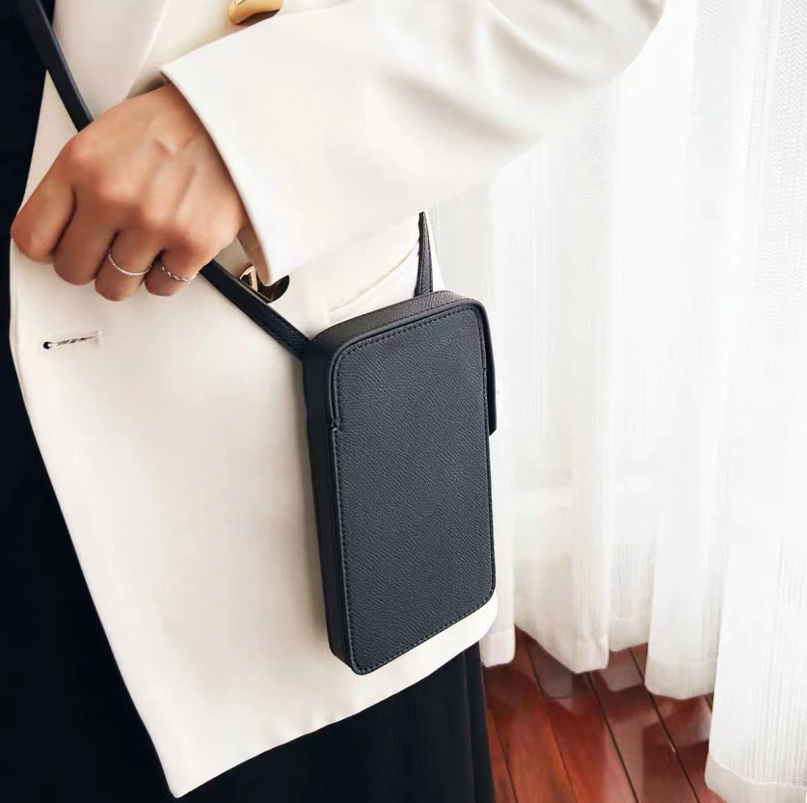 Luxury Design Phone Bag Women Lock Buckle Cell Phone Bag Fashion Hundred Leather Box Bag Simple Premium Sense Mini Shoulder
Luxury Design Phone Bag Women Lock Buckle Cell Phone Bag Fashion Hundred Leather Box Bag Simple Premium Sense Mini Shoulder
