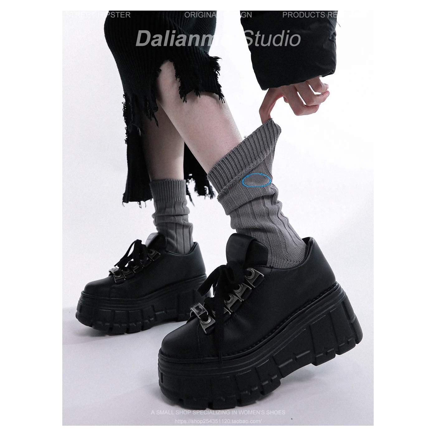 Women's High-Rise Ultra-Thick Bottom Leather Flat Metal Decorative Punk Board Lace-up Single-Layer Personalized Gothic Shoes
Women's High-Rise Ultra-Thick Bottom Leather Flat Metal Decorative Punk Board Lace-up Single-Layer Personalized Gothic Shoes