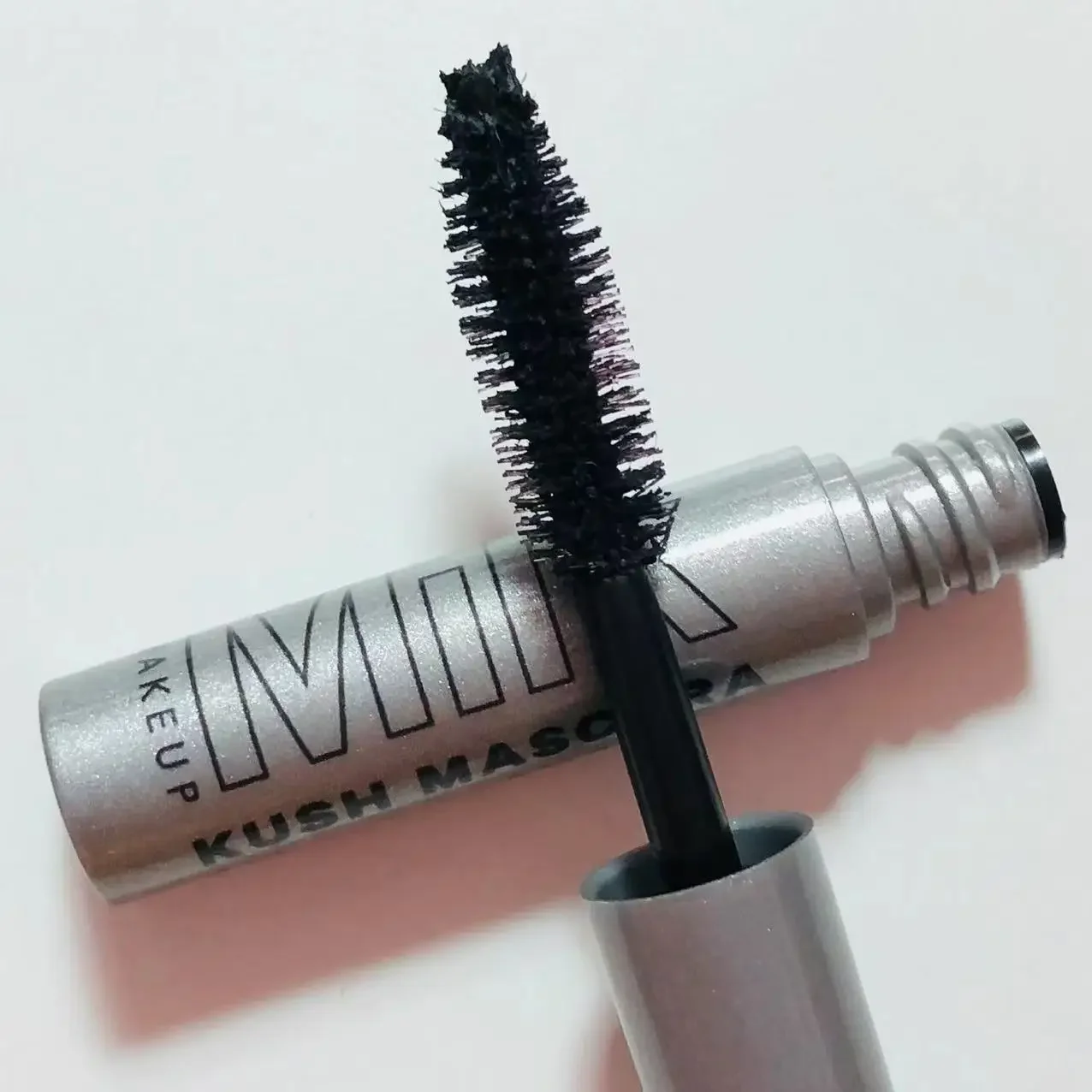 3ml Unique Crisscross Bristles KUSH Liquid Mascara Quick Dry Lasting Waterproof Eyelash Mask Curling Thick Eyelashes Milk Makeup
3ml Unique Crisscross Bristles KUSH Liquid Mascara Quick Dry Lasting Waterproof Eyelash Mask Curling Thick Eyelashes Milk Makeup