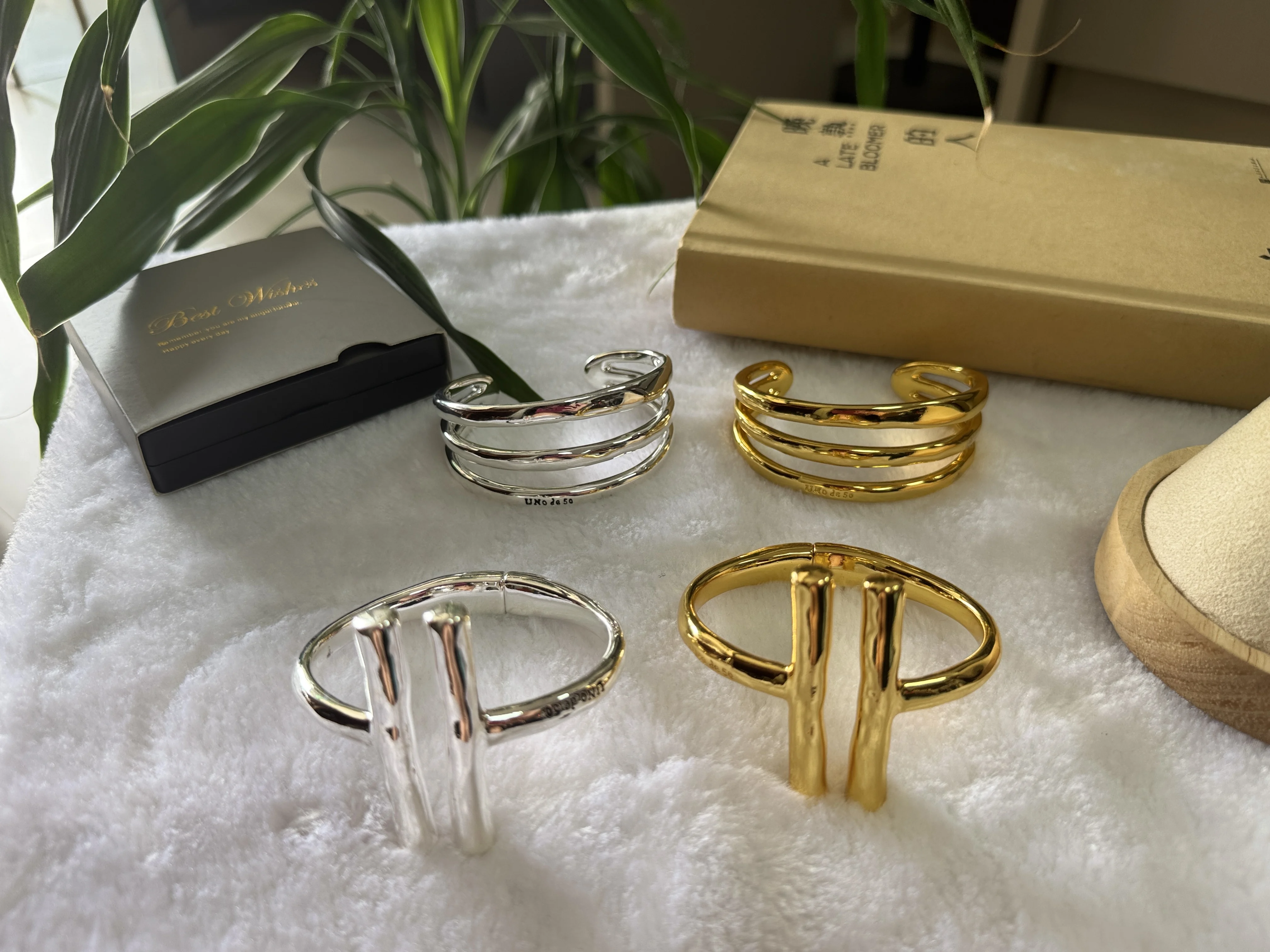 UNOde50 Premium Bracelet - Silver + 18K Gold Accents, Discounted Price for Timeless Sophistication
UNOde50 Premium Bracelet - Silver + 18K Gold Accents, Discounted Price for Timeless Sophistication