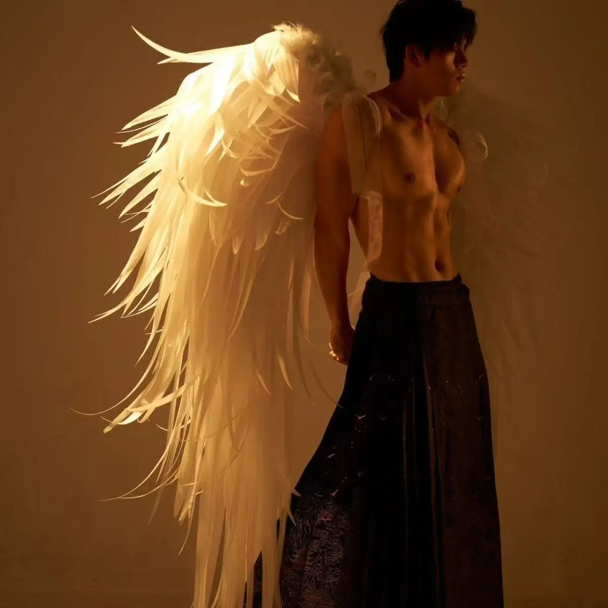 Adult White Feather Wings Halloween Model Catwalk Costume Super Wings Nightclub Performance Props
Adult White Feather Wings Halloween Model Catwalk Costume Super Wings Nightclub Performance Props