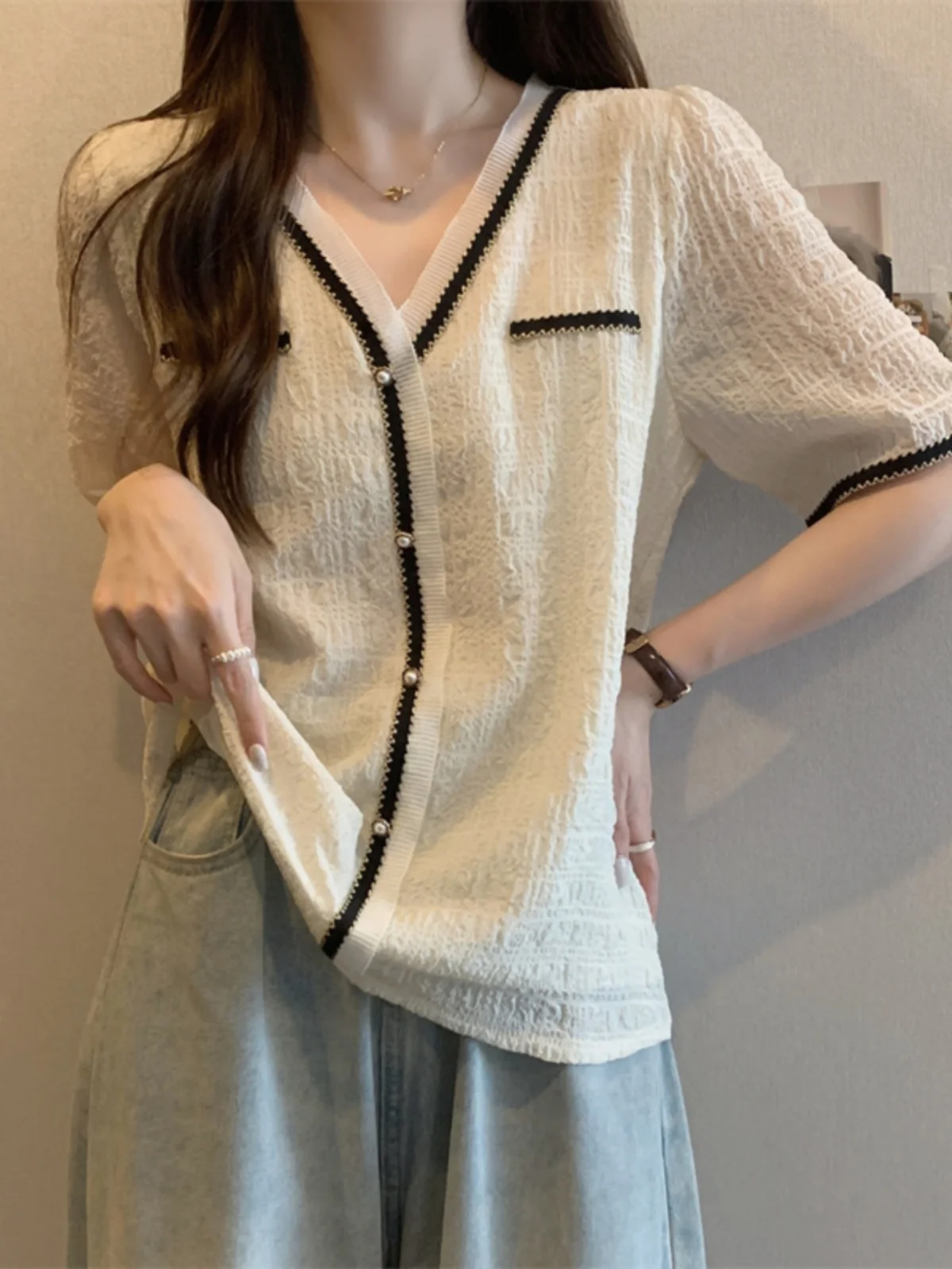 Elegant V-Neck Short Sleeve T-Shirt Women Summer plus Size Loose Belly Concealing Texture Unique Top Korean Style Casual Wear
Elegant V-Neck Short Sleeve T-Shirt Women Summer plus Size Loose Belly Concealing Texture Unique Top Korean Style Casual Wear