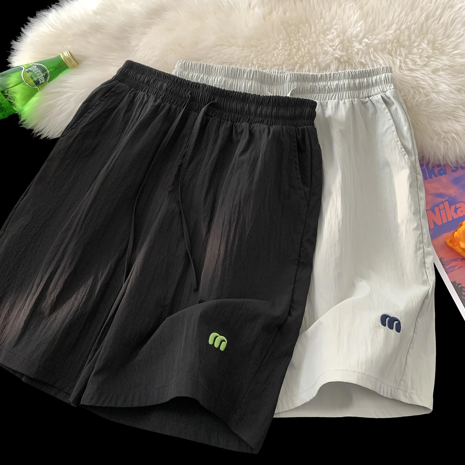 Мужские летние тонкие дышащие спортивные шорты из ледяного шелка для пляжа и активного отдыха, свободного кроя, длиной до колена
Мужские летние тонкие дышащие спортивные шорты из ледяного шелка для пляжа и активного отдыха, свободного кроя, длиной до колена