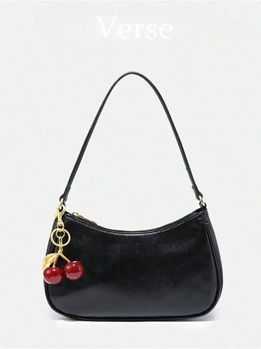 Глянцевая черная сумка-седло на одно плечо с подвеской в виде вишневого брелока
Глянцевая черная сумка-седло на одно плечо с подвеской в виде вишневого брелока