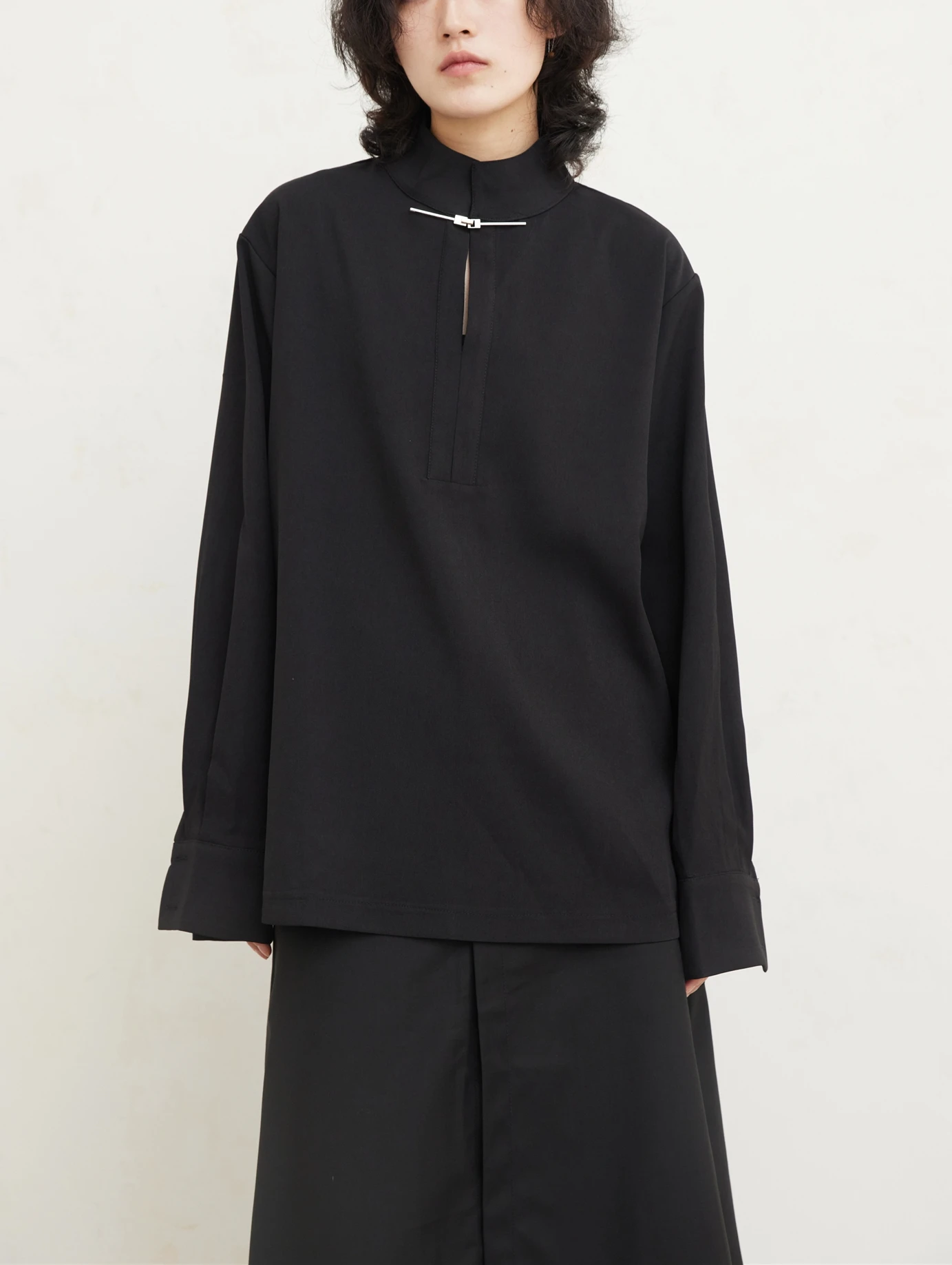 Sunyvonne23FW Stand Collar Long Sleeve Neutral Metal Button Chinese Style Shirt Women's Original Design Loose Fit Pure Color
Sunyvonne23FW Stand Collar Long Sleeve Neutral Metal Button Chinese Style Shirt Women's Original Design Loose Fit Pure Color