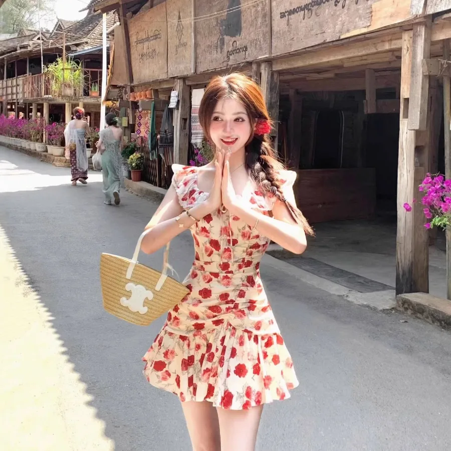 【New style】Summer vacation style, white retro red floral dress, beautiful travel waist, beautiful short skirt with small flying
【New style】Summer vacation style, white retro red floral dress, beautiful travel waist, beautiful short skirt with small flying