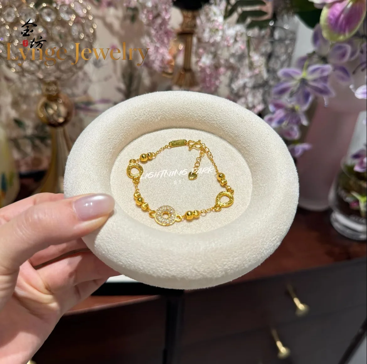 Lynge Jewelry New product 9999 24K real gold dot diamond donut bracelet light luxury diamond inlaid cat eye round bead bracelet
Lynge Jewelry New product 9999 24K real gold dot diamond donut bracelet light luxury diamond inlaid cat eye round bead bracelet