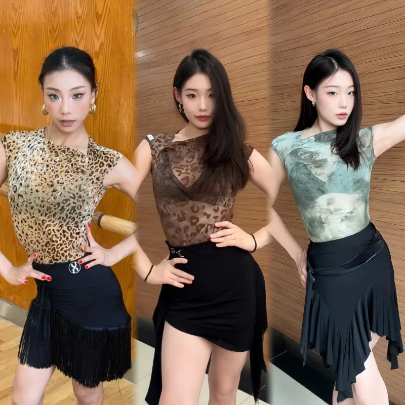 Платье для латинских танцев по индивидуальному заказу, тренировочная одежда, одежда для выступлений, сетчатый топ с леопардовым принтом, неровный воротник, небольшой топ с рукавами-крылышками
Платье для латинских танцев по индивидуальному заказу, тренировочная одежда, одежда для выступлений, сетчатый топ с леопардовым принтом, неровный воротник, небольшой топ с рукавами-крылышками