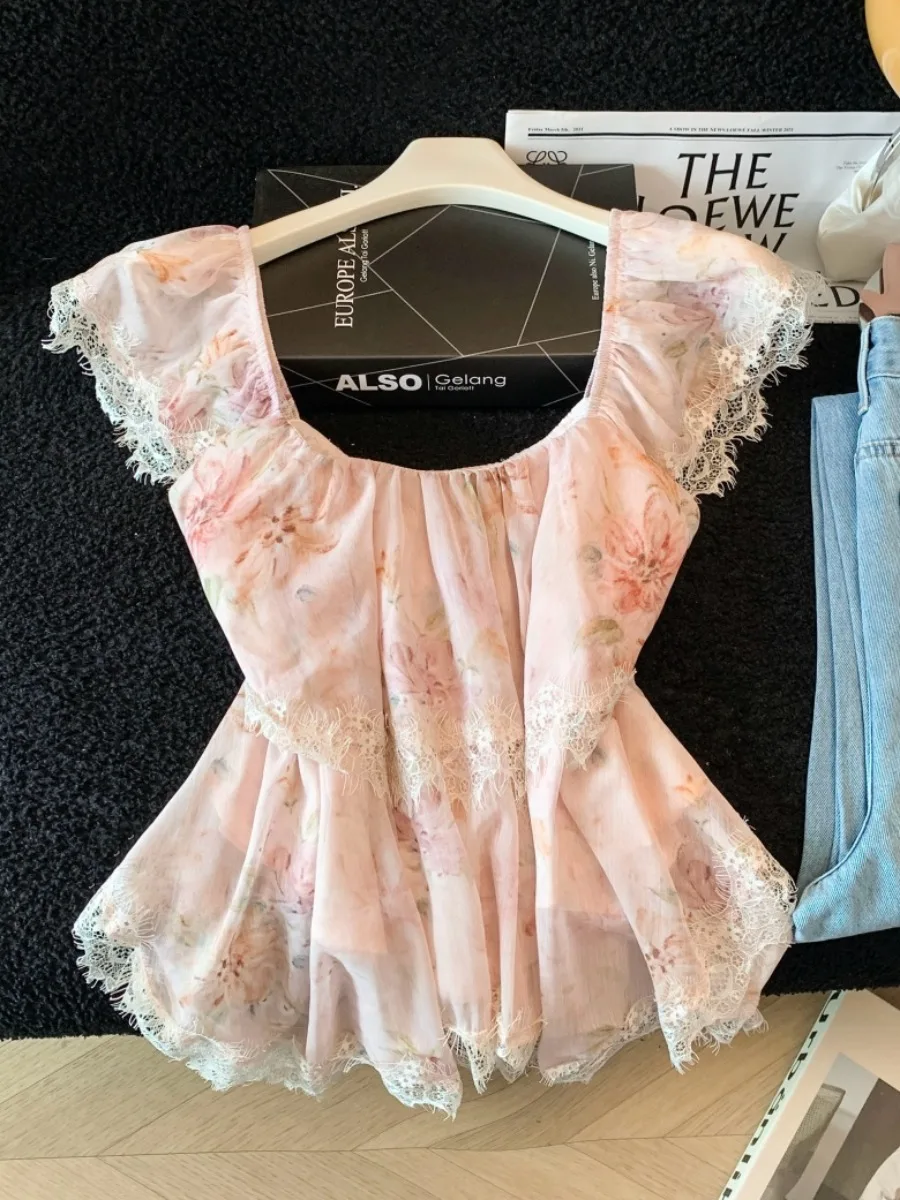 Pink Lace Splicing Chiffon Top Women's Summer New Style Popular Beautiful Lace Trim Short Sleeve Blouse Floral Print Regular Fit
Pink Lace Splicing Chiffon Top Women's Summer New Style Popular Beautiful Lace Trim Short Sleeve Blouse Floral Print Regular Fit