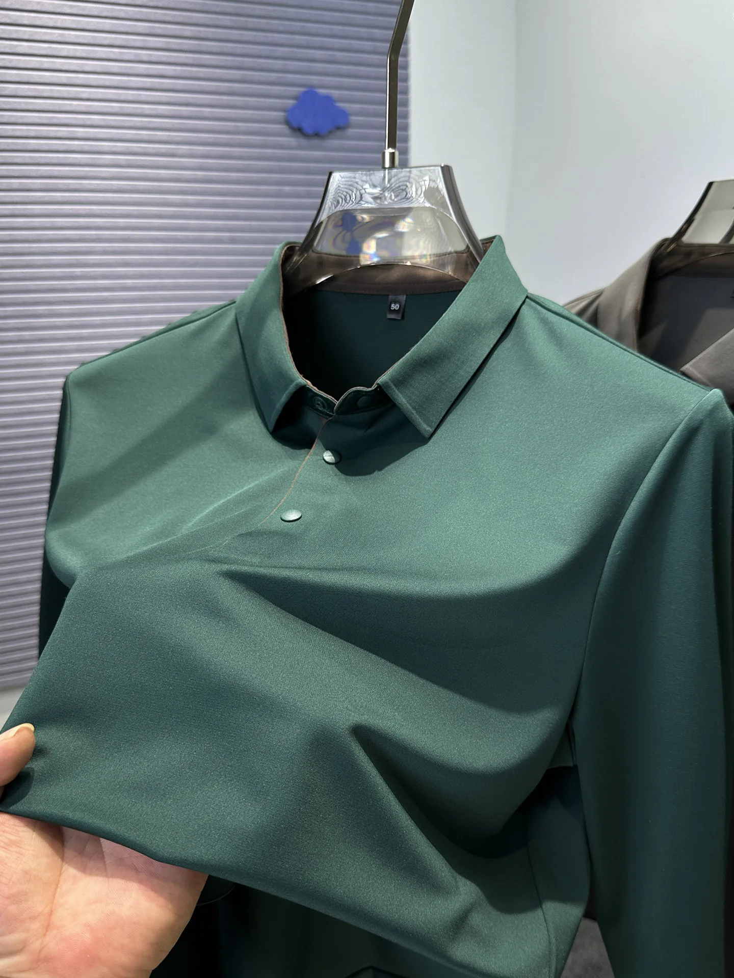 Мужская тонкая футболка-поло из ледяного шелка с длинным рукавом, осенняя модная модель из смесового полиэстера со спандексом
Мужская тонкая футболка-поло из ледяного шелка с длинным рукавом, осенняя модная модель из смесового полиэстера со спандексом