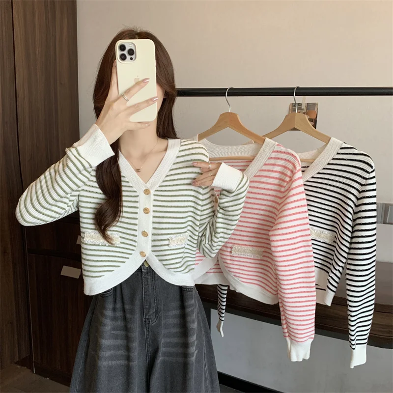 Oversized Women Striped Knitwear 2023 Autumn Irregularity V Neck Single Breasted Cardigans Casual Female Sweater
Oversized Women Striped Knitwear 2023 Autumn Irregularity V Neck Single Breasted Cardigans Casual Female Sweater