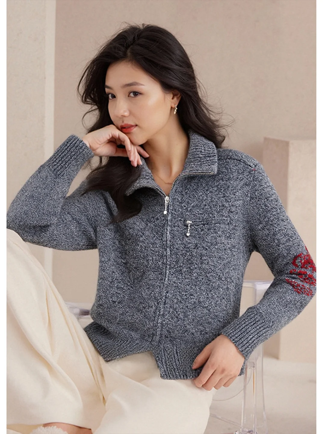 Chivirin 2026 Весенне-осенний женский трикотажный свитер на молнии, повседневный универсальный свитер для работы, корейский стиль, стандартный крой
Chivirin 2026 Весенне-осенний женский трикотажный свитер на молнии, повседневный универсальный свитер для работы, корейский стиль, стандартный крой