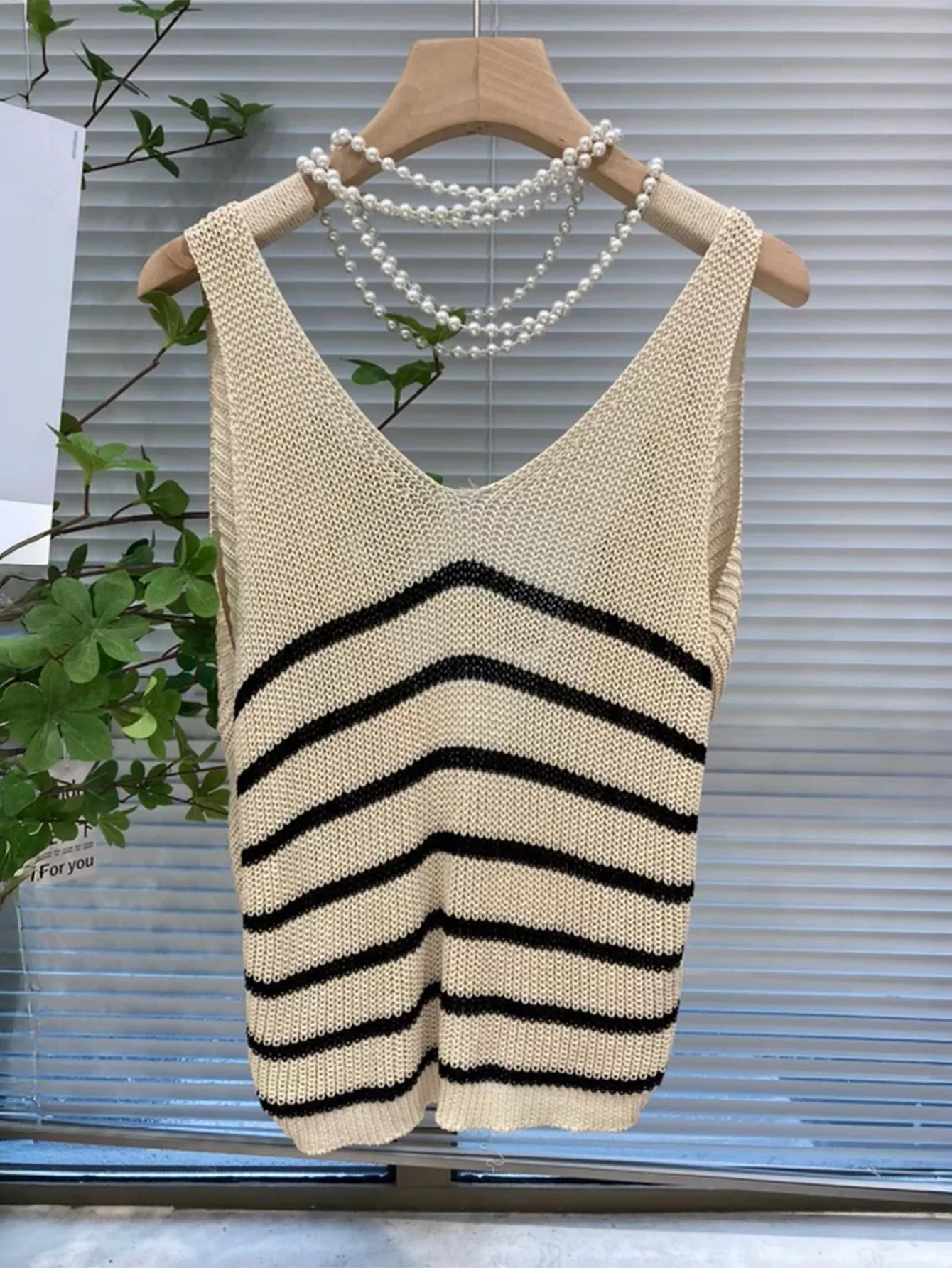 Women's Vest Summer New Fashion Elegant Casual Style Striped Print Deep V-Neck Backless Twisted Design Sleeveless Knitted Vest
Women's Vest Summer New Fashion Elegant Casual Style Striped Print Deep V-Neck Backless Twisted Design Sleeveless Knitted Vest