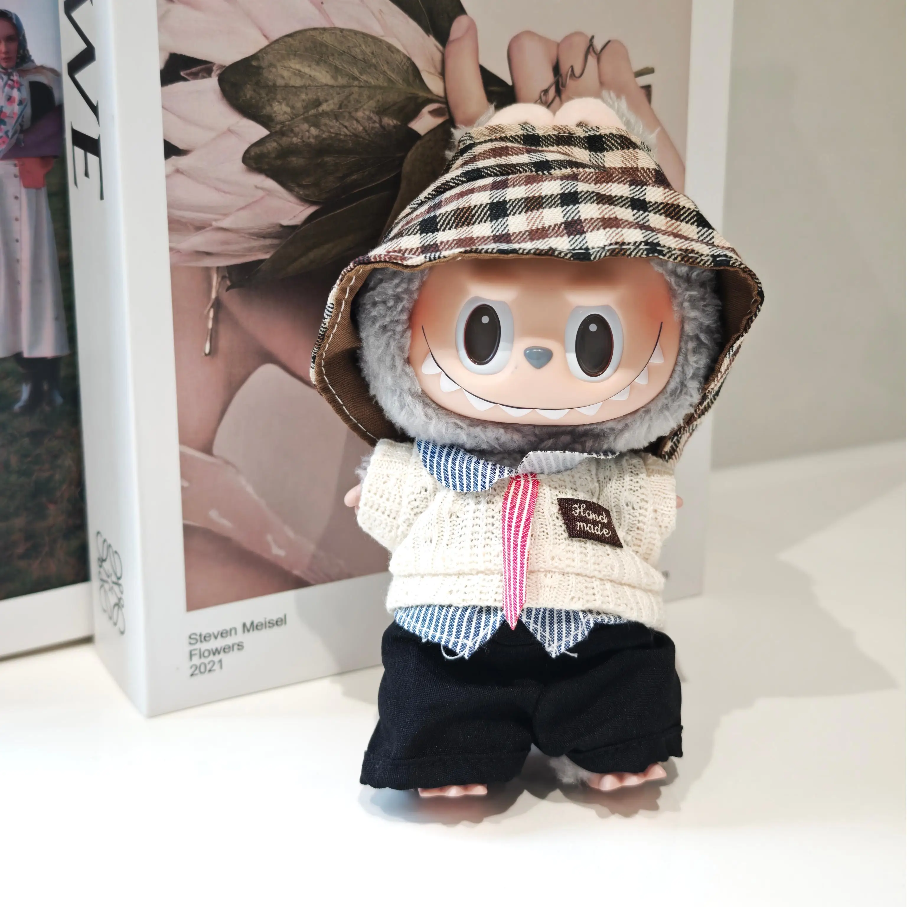 Cute Labubu Doll Clothing Suit College Style Hat Set DIY Accessories 15-17cm Clothes Toy Gift For Girl Kid Friend
Cute Labubu Doll Clothing Suit College Style Hat Set DIY Accessories 15-17cm Clothes Toy Gift For Girl Kid Friend