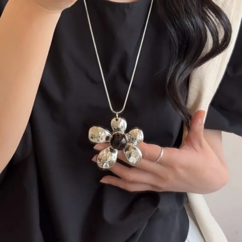 Vintage Exaggerated Silver Large Flower Necklace Heavy Metal Long Sweater Chain for Women Fashion Unique Collarbone Jewelry
Vintage Exaggerated Silver Large Flower Necklace Heavy Metal Long Sweater Chain for Women Fashion Unique Collarbone Jewelry