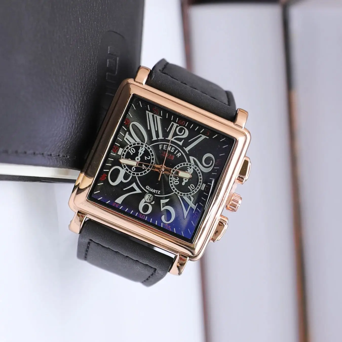 Высококачественные, стильные, крутые, уличные повседневные модные часы в гонконгском стиле, модные мужские часы с квадратным большим циферблатом, социальные парни, модные студенты, кварцевые часы с кожаным ремешком и календарем
Высококачественные, стильные, крутые, уличные повседневные модные часы в гонконгском стиле, модные мужские часы с квадратным большим циферблатом, социальные парни, модные студенты, кварцевые часы с кожаным ремешком и календарем