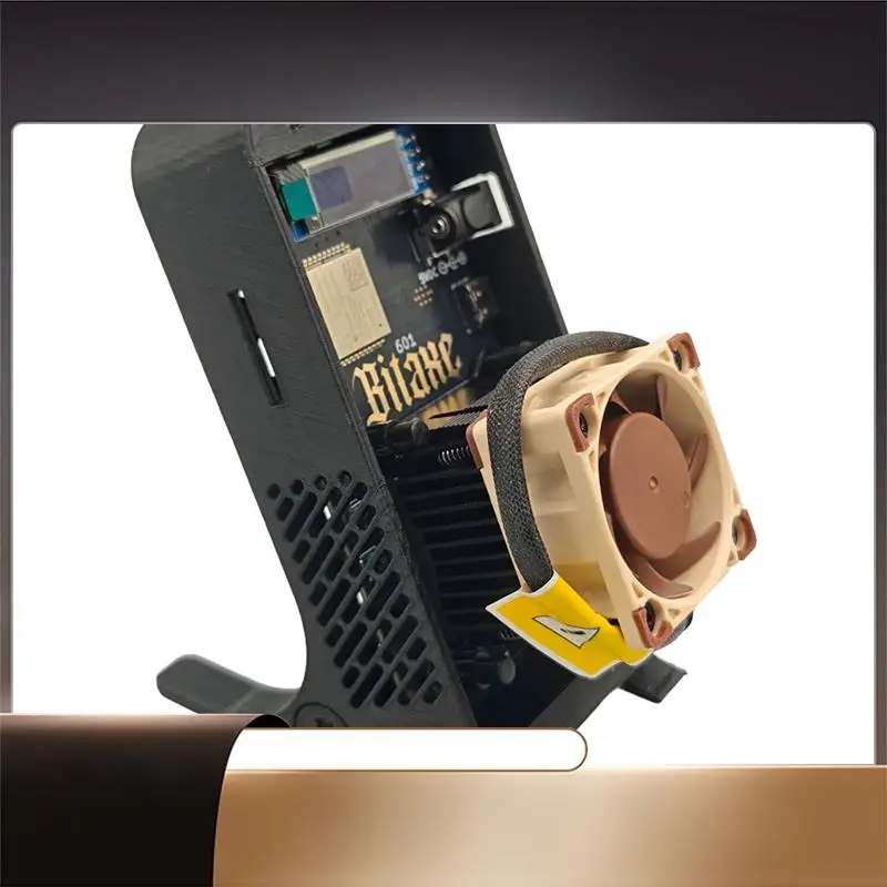 UK Plug Silent Bitaxe Gamma 601 — 1,2TH/S 18 Вт BTC Solo Miner с супервентилятором NF-A4X20; Майнинг биткойнов с Antminer S21 Pro Tech-
UK Plug Silent Bitaxe Gamma 601 — 1,2TH/S 18 Вт BTC Solo Miner с супервентилятором NF-A4X20; Майнинг биткойнов с Antminer S21 Pro Tech-