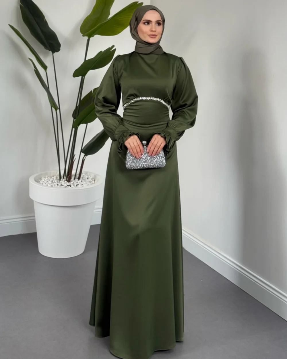 Customized Modern Style Women Rhinestone Ruched A-line Evening Dresses Formal High Collar Long Sleeves Floor Lenght Prom Dresses
Customized Modern Style Women Rhinestone Ruched A-line Evening Dresses Formal High Collar Long Sleeves Floor Lenght Prom Dresses