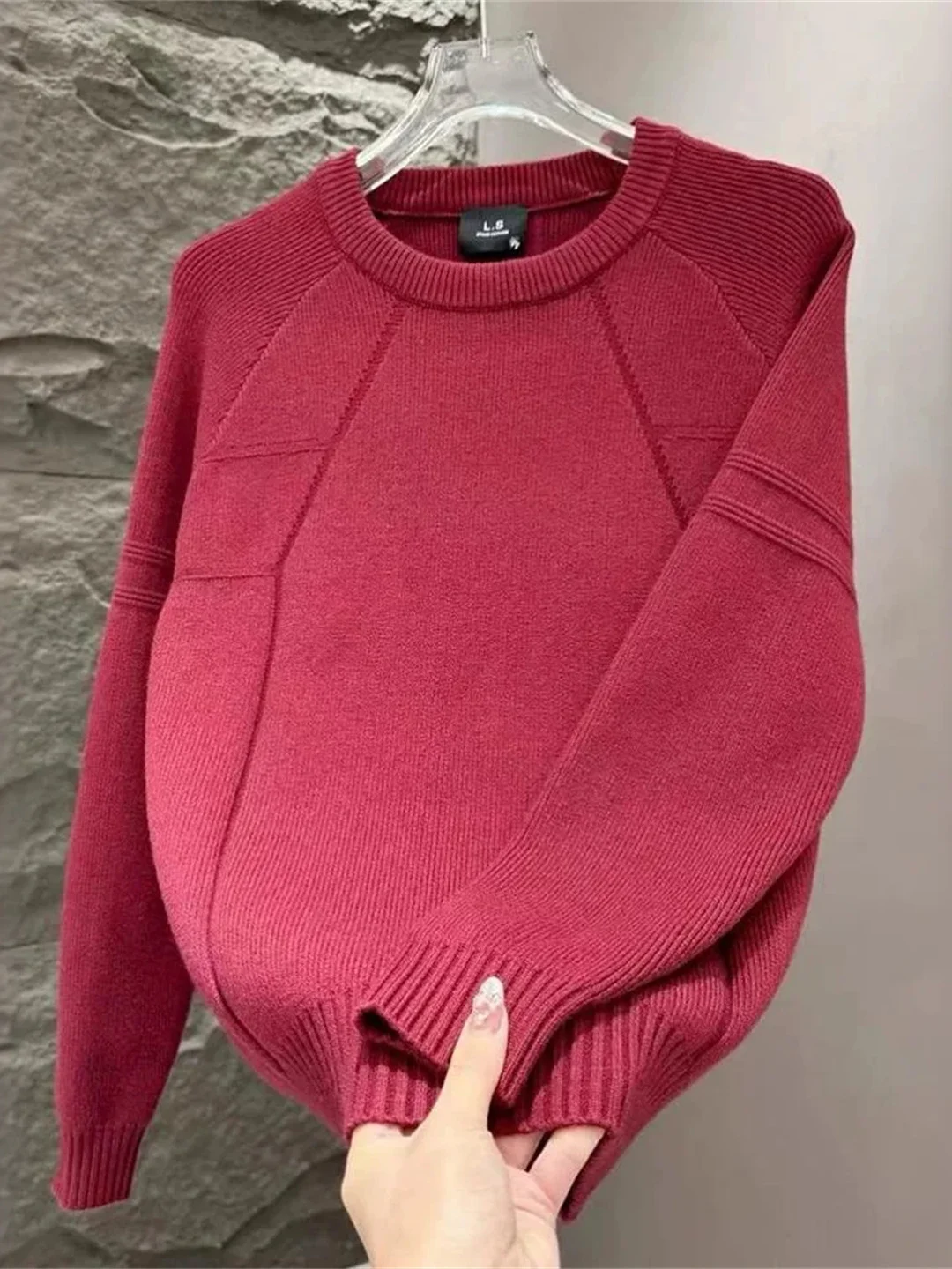 Мужской вязаный свитер винного цвета, повседневный, свободного кроя, удобный, из полиэфирного волокна, с круглым вырезом, длинными рукавами, термотоп для осени
Мужской вязаный свитер винного цвета, повседневный, свободного кроя, удобный, из полиэфирного волокна, с круглым вырезом, длинными рукавами, термотоп для осени