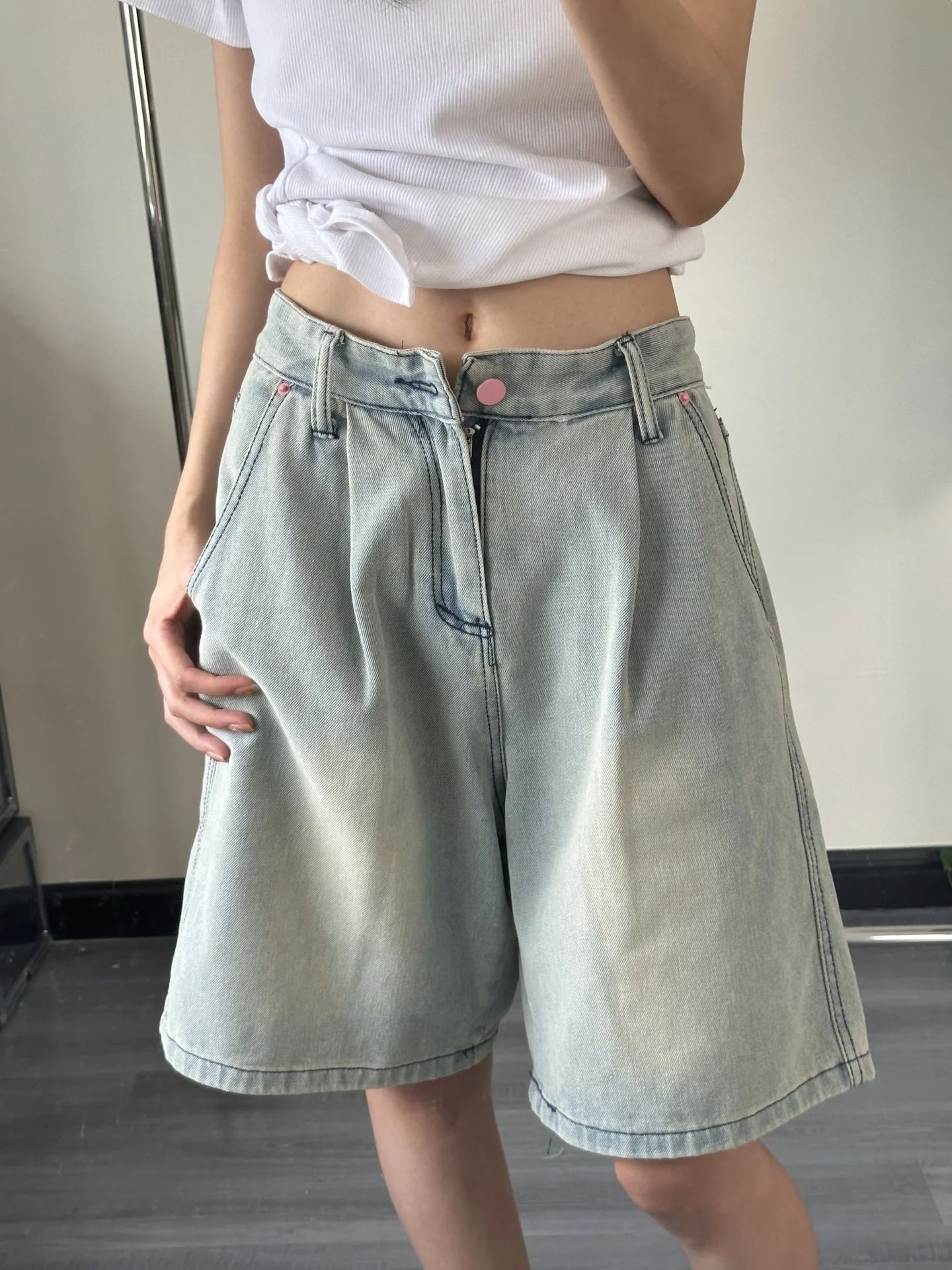 High Waist Loose Fit Denim Shorts Women's Summer New Style Casual Washed Cotton Outerwear Wide Leg Pants Trendy
High Waist Loose Fit Denim Shorts Women's Summer New Style Casual Washed Cotton Outerwear Wide Leg Pants Trendy