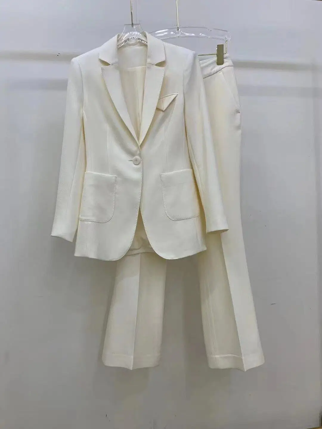 Versatile fashionable solid color high quality 100% wool trouser business style suit
Versatile fashionable solid color high quality 100% wool trouser business style suit