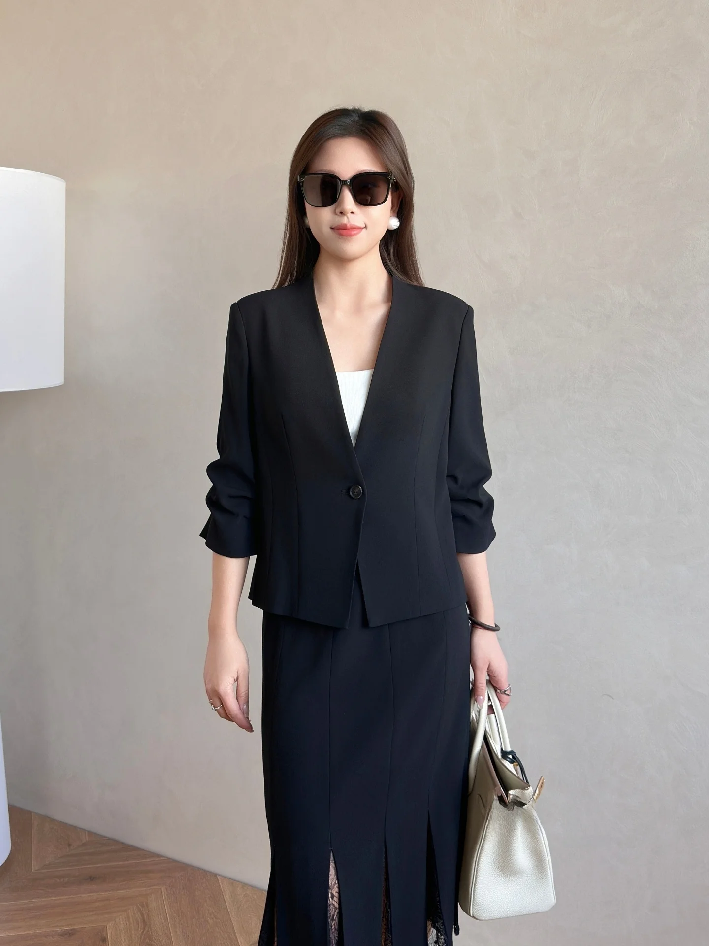 Женский костюм-жакет TARATL из ацетатной ткани с V-образным вырезом и рукавом три четверти, дышащий, приталенный, с плиссировкой, весна-лето, модный
Женский костюм-жакет TARATL из ацетатной ткани с V-образным вырезом и рукавом три четверти, дышащий, приталенный, с плиссировкой, весна-лето, модный