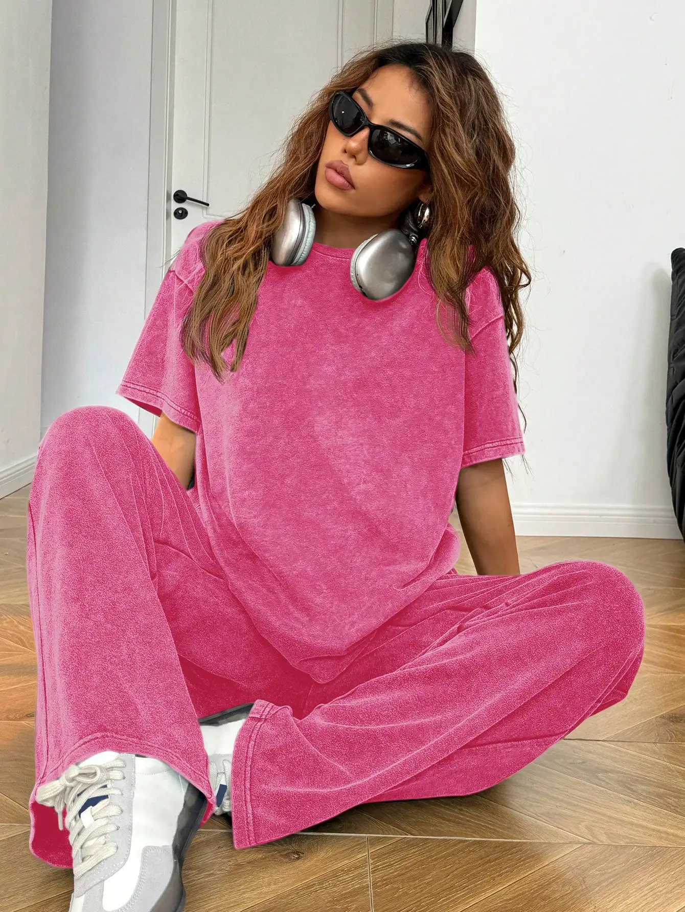 Розовый повседневный спортивный костюм свободного кроя с эффектом потертости для осени и зимы
Розовый повседневный спортивный костюм свободного кроя с эффектом потертости для осени и зимы